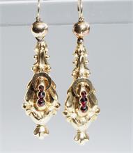 Paar Biedermeier-Ohrgehänge mit Granatbesatz, Mitte 19. Jahrhundert.  500er Gelbgold.