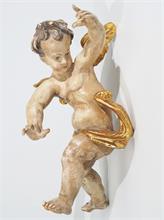 Geflügelter Engel, schwebend in bewegter Haltung dargestellt, um 1900,