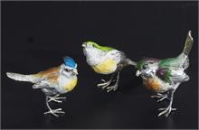 Drei Miniatur-Vogelfiguren, jeweils stehend.