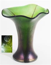 Vase in Blütenform. Designerglas  Hilliard Collection München, Collection Arte Nova.