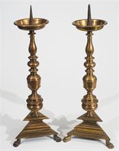 Paar Altarleuchter. 19. Jahrhundert.   Bronze gegossen