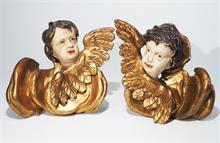 Paar geflügtelte Engelköpfe auf Wolkenbank.   Mitte 18. Jahrhundert.