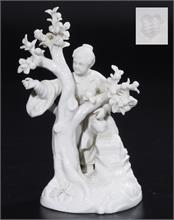 Figurengruppe "Chinesin am Apfelbaum, nach Äpfeln greifend", NYMPHENBURG nach Frankenthaler Modell.