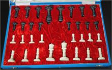 Elfenbein-Schachspiel im internationalen Stil geschnitzt.