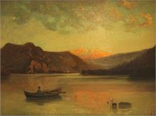 Angler im Boot in abendlicher Gebirgslandschaft mit Sonnenuntergang