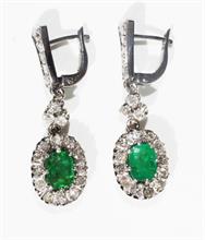 Paar Ohrringe mit Diamanten und Smaragden.