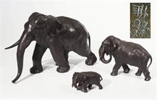 Bronze Elefantengruppe in bewegter Haltung,  drei Stück