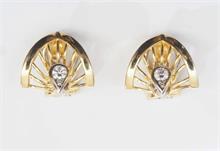 Paar Ohr Clip-Stecker, jeweils besetzt mit einem Diamanten.