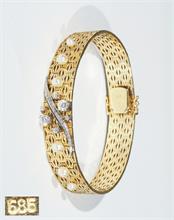 Feines strukkturiertes apartes Armband, mit Brillanten, Diamantbesatz und kleinen Perlen.