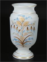 Weiße Opalglas-Vase mit Floral- und Golddekorationen.