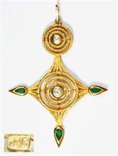 Handgearbeitetes stilisiertes Kreuz mit Brillanten und  Smaragden, 750er Gelbgold.