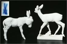 ZweiTierfiguren: Junger Esel und stehendes Rehkitz auf rechteckigem Sockel. MEISSEN.
