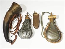 Konvolut von vier Pulverflaschen bzw.. Kugelflaschen, um 1870.