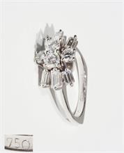 Ring mit Brillanten und Diamanten, 750er Weißgold, punziert