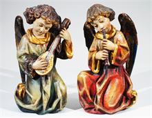 Zwei knieende Engel,  Flöte und Mandoline spielend.