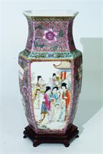 Vase Ching Dynasty.   19. Jahrhundert.  Dekor  Family Rose