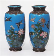 Paar Cloisonne-Emaillle-Vasen mit Phantasienvögeln.   Asien/Japan, wohl Meiji-Periode.