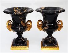 Paar seltene Amphohren/Vasen mit Steinbock-Handhaben, 20. Jahrhundert, Art Déco