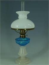 Milchglas- Petroleumlampe. um 1900/20. 