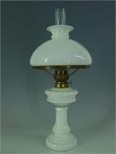 Milchglas-Petroleumlampe. um 1900.