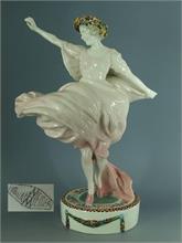 Tänzerin  auf Sockel Butterfly Girl.  Goldscheider Wien. 1885 - 1938.