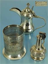 Konvolut: Tischfeuerzeug,  arab. Moccakanne, Flaschenständer. 