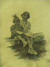 Zwei Kinder mit Puppe auf Mauer sitzend.