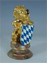 Bayerischer Löwe  mit Wappen. 