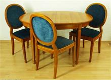 Ovaler Esstisch mit  3 Stühlen. 