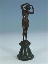 Stehender weiblicher Akt. Bronze. 