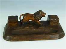 Schreibtischgarnitur  mit  Löwe. 