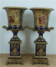 Paar Amphoren-Vasen auf Postament.