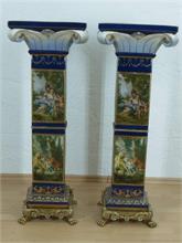 Paar  Säulen im korinthischem Stil. 