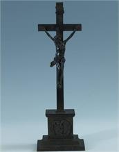 Kruzifix auf Postament. 