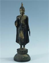 Stehender Buddha  im Sukothai Stil. Um 1940/60. 