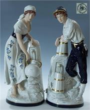 Figurenpaar am Brunnen.   ROYAL DUX  (Böhmen). 20. Jahrhundert.