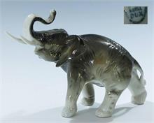 Tierfigur "Schreitender Elefant". ROYAL DUX (Böhmen) 20. Jahrhundert.