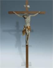 Christusfigur am Holzkreuz. 