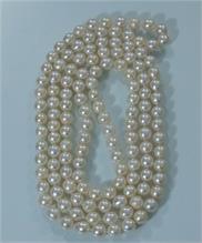 Weiße lange  echte Perlenkette. 