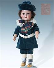 Knaben-Puppe mit Kappe. 