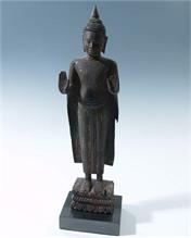Stehender Thai-Buddha.