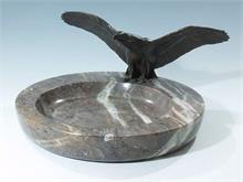 Bronze-Adler auf Schale sitzend. 