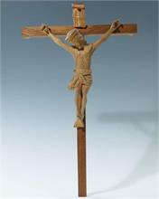 Geschnitzte Christusfigur am Kreuz. 