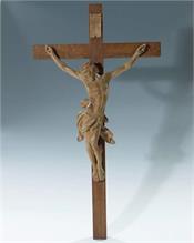 Geschnitzte Christusfigur am Kreuz. 