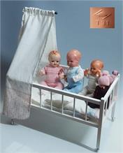 5 Baby- Puppen im Puppenbett.