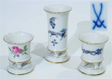 MEISSEN. Drei verschiedene Vasen im Biedermeier-Stil. 