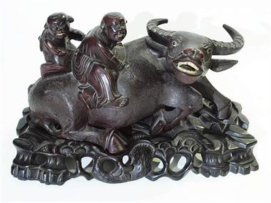 Liegender Büffel, Asien um 1900. 