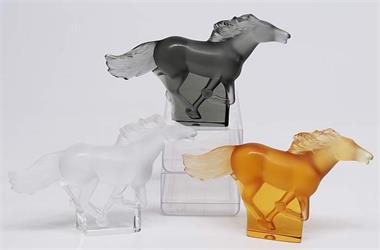 Skulpturen "Cheval Kazak". LALIQUE/France. Drei galoppierende Pferde.