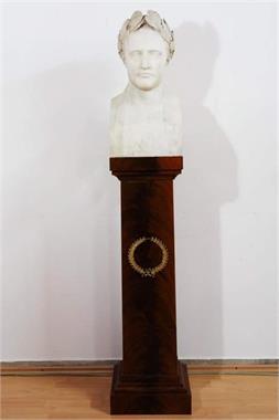 Pfeiler-Säule mit Büste Napoléon Bonaparte.