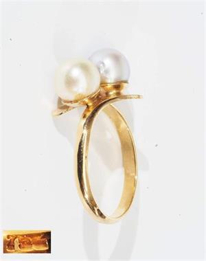 Ring mit zwei farblich verschiedenen Akoja-Perlen.